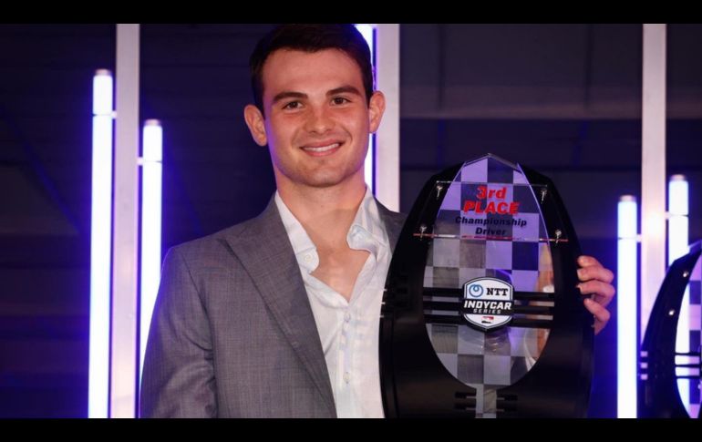 Patricio O’Ward recibió anoche el trofeo que lo acredita como el tercer mejor piloto del año en IndyCar. TWITTER/@Patriciooward