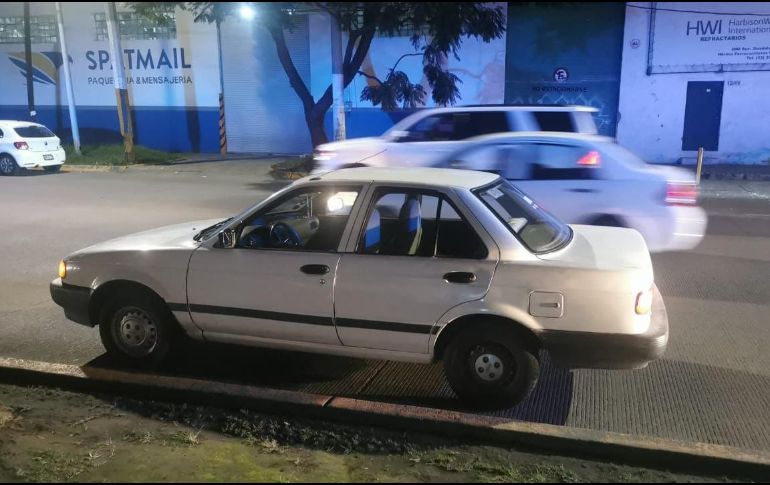 Mediante el sistema de reconocimiento de placas, el C5 Guadalajara detectó que circulaba en Avenida México y Avenida de las Américas un Nissan Tsuru que se reportó como robado en el transcurso del día. ESPECIAL