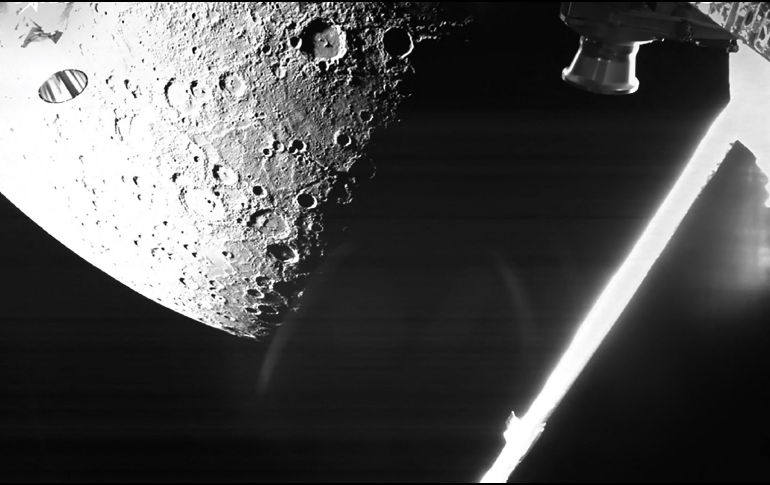 Después de sobrevolar Mercurio a altitudes de menos de 200 kilómetros, la nave espacial tomó una foto en blanco y negro de baja resolución con una de sus cámaras de monitoreo antes de alejarse nuevamente. AFP / EUROPEAN SPACE AGENCY