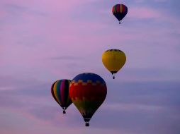 El colorido espectáculo ofreció a los asistentes al Festival del Globo, en Atlixco, un amanecer de ensueño, colorido y emocionante. EFE/H. Ríos