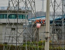 Presos muestran sábanas con mensajes en las azoteas del Centro de Privación de la Libertad Zonal 8, en Guayaquil. EFE/M. Pin