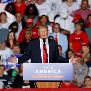 Trump pide a juez que ordene a Twitter restituirle su cuenta