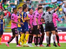 El partido acabo con 10 jugadores por equipo, debido a la expulsión de Omar Fernández (León) y  Germán Berterame por los potosinos.  IMAGO7