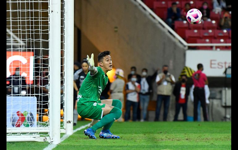 ESPECTADOR DE LUJO. Aldo Rocha cobró a lo Panenka y Raúl Gudiño no pudo impedir el tanto rojinegro. IMAGO7