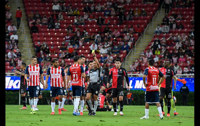 CLAVE. Aunque en un principio solo mostró amarilla, tras checar en el VAR, Fernando Guerrero expulsó a Hiram Mier a los 13 minutos de juego. IMAGO7