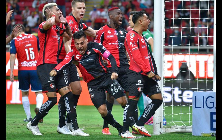 ENCENDIÓ LOS ÁNIMOS. Jairo Torres le cantó el gol con euforia a la afición del Rebaño y eso desataría la bronca que terminó por hundir a Chivas. IMAGO7