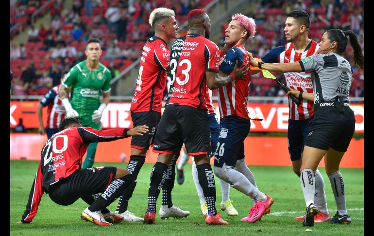 ABSURDO. Cristian Calderón ya estaba amonestado y se calentó tras el gol. Aunque Molina empuja a Jairo Torres, el 