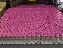 Se trata de la entrega número 40 que llega a Jalisco con 214 mil 800 dosis del laboratorio AstraZeneca, 77 mil 220 de la farmacéutica Pfizer y 222 mil 280 de CanSino. AFP / ARCHIVO