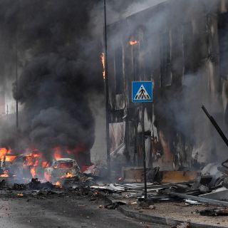 Se estrella avión contra un edificio cerca de Milán; hay ocho muertos