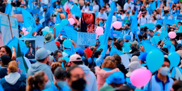 Aborto: Manifestantes 'pintan' de azul a Ciudad de México en defensa de la vida