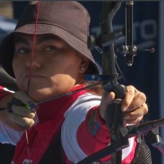 Alejandra Valencia presume su título universitario