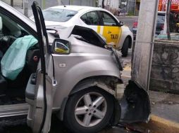 Al parecer, el percance se ocasionó porque alguno de los dos automotores se pasó la luz del semáforo cuando estaba en rojo. CORTESÍA/BOMBEROS DE GUADALAJARA