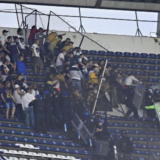 Aficionados de Pumas y América protagonizan pelea en las gradas
