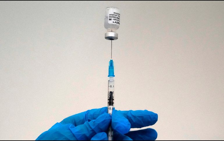 El secretario de Salud Jalisco, Fernando Petersen informó que la madrugada de este domingo, el Estado recibió más de 500 mil dosis de vacunas contra el COVID-19. AP/D. VOJINOVIC