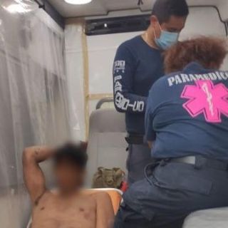 Salvan a hombre que cayó debido a un deslave en Guadalajara
