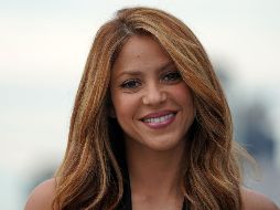 Shakira y su pareja futbolista Gerard Piqué se encontraban practicando surf mientras eran fotografiados. AFP / ARCHIVO