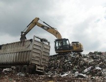 Autoridades asistieron al lugar donde se encontraban bolsas, residuos sólidos urbanos y residuos maderables que ya no tenían uso. ESPECIAL / Gobierno de Tlajomulco