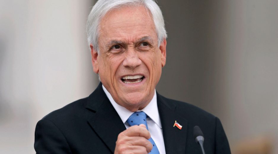 En una rueda de prensa en Santiago, Sebastián Piñera dijo que se desligó de la administración de sus empresas e intereses financieros en abril de 2019. AFP/J. Torres