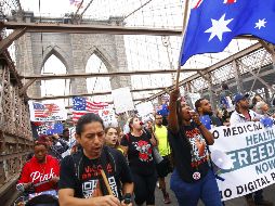 Personas protestan hoy en la ciudad de Nueva York en contra el mandato que obliga a los trabajadores sanitarios del estado de Nueva York a vacunarse contra el COVID-19. AFP/M. Santiago