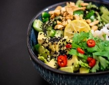 Descubre cinco pasos que te ayudarán a lograr un estilo de vida saludable. ESPECIAL/Photo by Yoav Aziz on Unsplash.