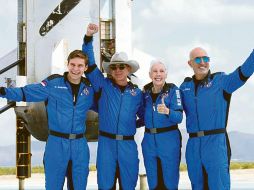 Jeff Bezos, fundador de Amazon y la compañía de turismo espacial Blue Origin, su hermano Mark Bezos, Oliver Daemen y Wally Funk. AFP
