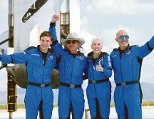 Jeff Bezos, fundador de Amazon y la compañía de turismo espacial Blue Origin, su hermano Mark Bezos, Oliver Daemen y Wally Funk. AFP