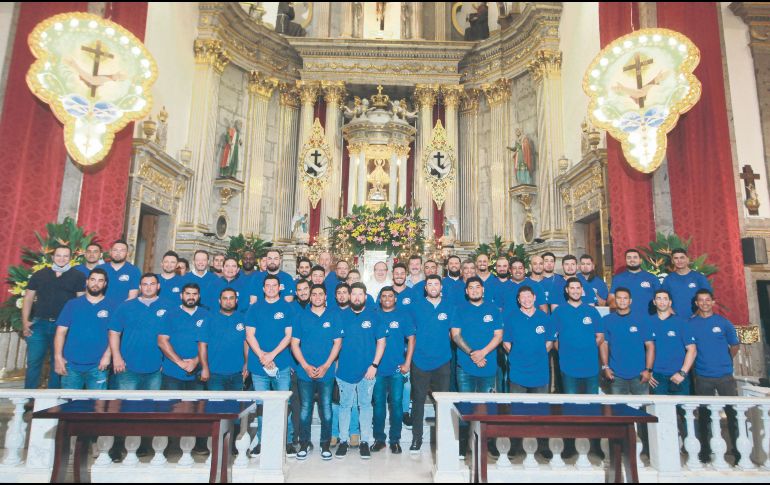 Preparados. La plantilla y cuerpo de entrenadores de los Charros tuvieron una misa previa al arranque de la temporada que será esta noche. Charros de Jalisco