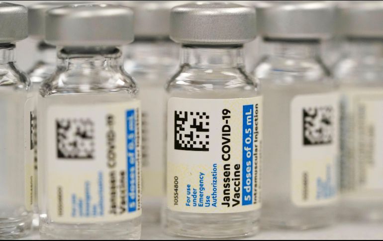 La dosis de refuerzo Johnson & Johnson suministrada ocho semanas después de la primera generó un 94% de protección contra infecciones sintomáticas en EU, y un 100% contra la enfermedad grave de COVID-19. AP / ARCHIVO