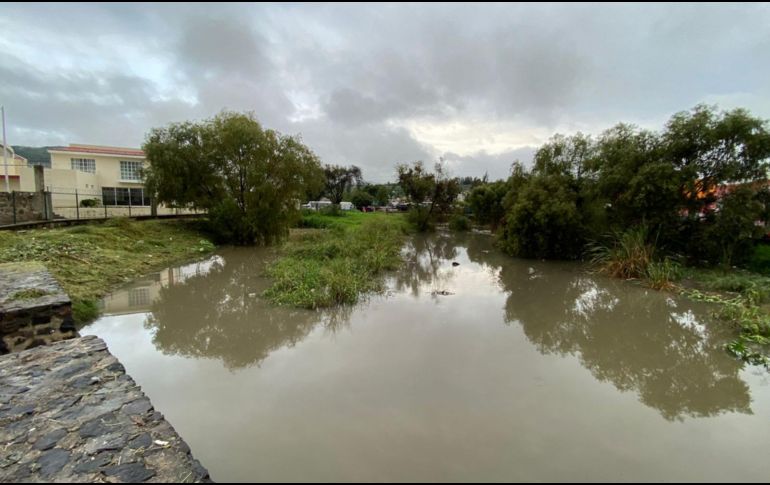 En Tlajomulco se desbordó el arroyo del fraccionamiento Campestre San Diego, causando inundaciones en la vía pública. ESPECIAL