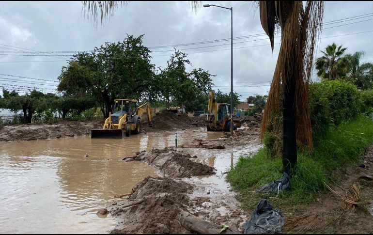 Durante la madrugada, Protección Civil informó que un cerro se deslavó en la carretera a Ajijic, a la altura del poblado Tierra Barrenada. ESPECIAL /