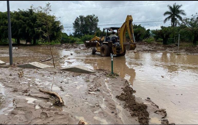 Autoridades trabajan con maquinaria para limpieza de las calles, remoción de troncos, tierra, lodo y piedras que afectan los accesos. ESPECIAL