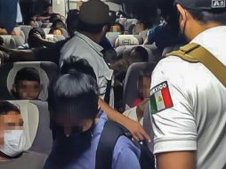 El conductor, su ayudante y el camión en el que viajaban fueron puestos a disposición de la Fiscalía General de la República. TWITTER/@INAMI_mx