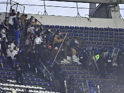 MANCHADO. Al final del partido, la violencia se hizo presente en las tribunas del Estadio Azteca. IMAGO7