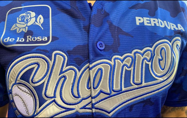 Arnulfo Castorena fue quien lanzó la primera bola en el juego inaugural de los caporales. TWITTER/@charrosbeisbol