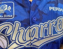 Arnulfo Castorena fue quien lanzó la primera bola en el juego inaugural de los caporales. TWITTER/@charrosbeisbol