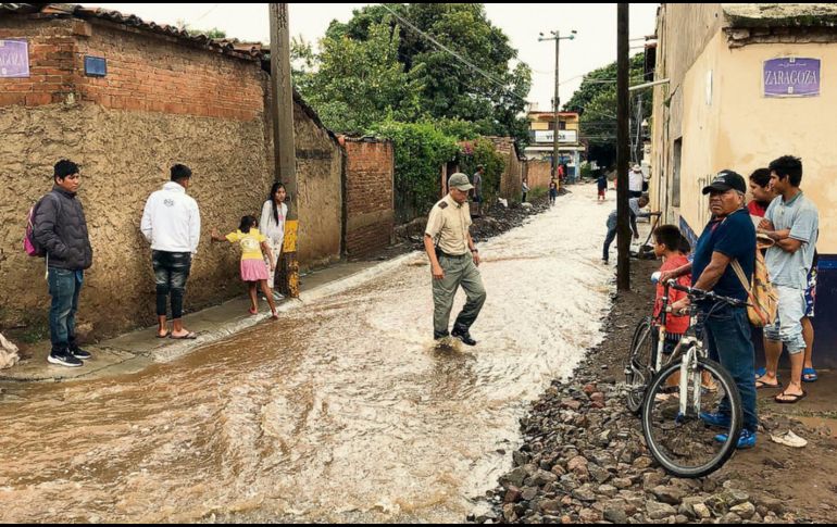 Chapala. Se desbordaron seis arroyos y se formaron nuevos cauces ocasionando daños. ESPECIAL