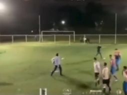 Los agresores se retiran caminando, mientras se escucha a un jugador del equipo contrario quejándose de que recibió un disparo en la pierna. TWITTER