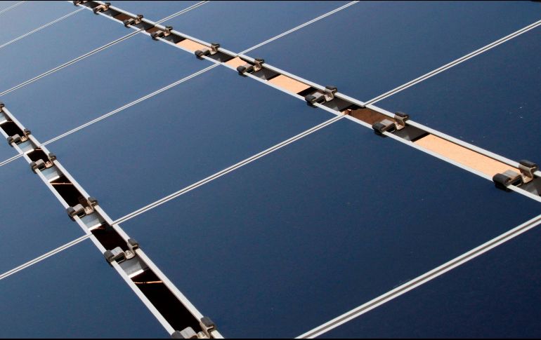 La iniciativa de reforma eléctrica no va contra los paneles solares que generen energía para viviendas. AP/ARCHIVO