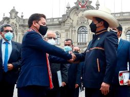 Fotografía de archivo del 26 de agosto de 2021 que muestra al presidente de Perú, Pedro Castillo, mientras saluda al primer ministro, Guido Bellido (i), en Lima. EFE