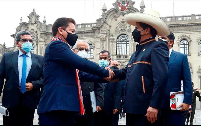 Fotografía de archivo del 26 de agosto de 2021 que muestra al presidente de Perú, Pedro Castillo, mientras saluda al primer ministro, Guido Bellido (i), en Lima. EFE