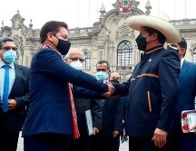 Fotografía de archivo del 26 de agosto de 2021 que muestra al presidente de Perú, Pedro Castillo, mientras saluda al primer ministro, Guido Bellido (i), en Lima. EFE