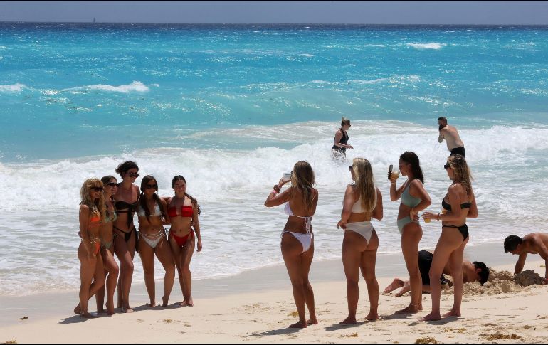 Turistas en una playa de Cancún. El 87% de la actividad económica de Quintana Roo depende del turismo. EFE/ARCHIVO