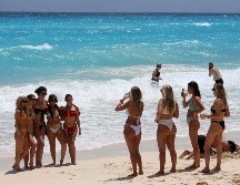 Turistas en una playa de Cancún. El 87% de la actividad económica de Quintana Roo depende del turismo. EFE/ARCHIVO