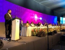 El gobernador de Jalisco felicitó al empresario premiado, Eduardo Garza, y a los demás galardonados. EL INFORMADOR/E. Gómez