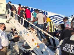 Policías, la Guardia Nacional y agentes de inmigración permanecieron a ambos lados de las escaleras que conducían a la aeronave. REUTERS/Instituto Nacional de Migración