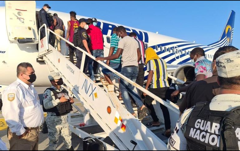 Policías, la Guardia Nacional y agentes de inmigración permanecieron a ambos lados de las escaleras que conducían a la aeronave. REUTERS/Instituto Nacional de Migración