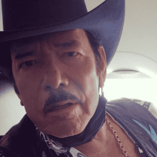 Captan a Lalo Mora toqueteando a una fan... ¡Otra vez!