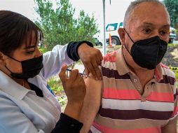 Un adulto mayor recibe la primera dosis de la vacuna contra el COVID-19 en el Centro de Gobierno de Tijuana, en Baja California. EFE/J. Terriquez