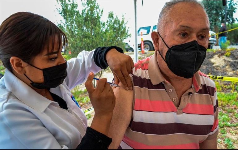 Un adulto mayor recibe la primera dosis de la vacuna contra el COVID-19 en el Centro de Gobierno de Tijuana, en Baja California. EFE/J. Terriquez