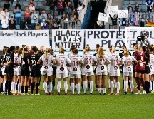 Las jugadoras de Spirit y Gotham se unieron en el círculo central para la pausa en el juego en medio de un escándalo por abuso sexual y conductas abusivas que salieron a luz en los últimos meses. USA TODAY Sports